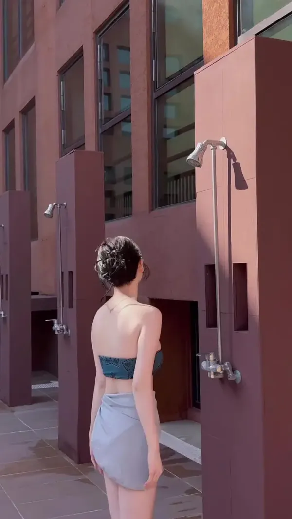 피부가 눈이부시게 하얀 누나