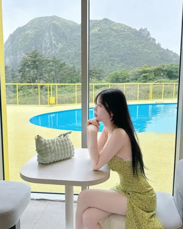 피부가 눈이부시게 하얀 누나