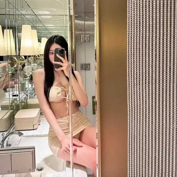 예술적인 몸매의 수영복녀