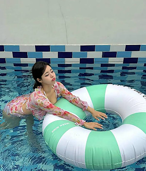 풀빌라 수영장에서 수영장인 그녀