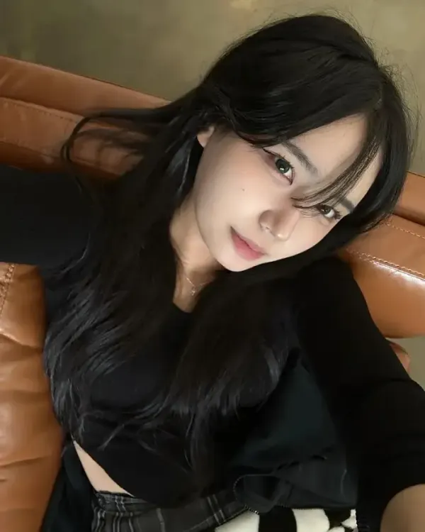 아슬아슬한 교복치마 사이